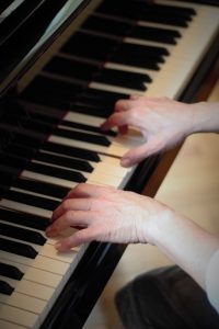 Piano spelen met twee handen